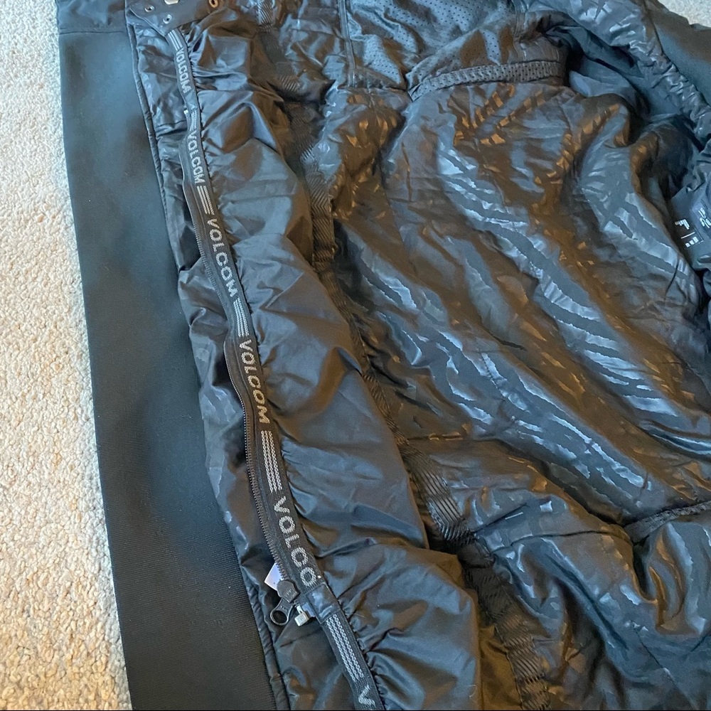 Volcom Snowboard Jacket With Hood Like New - image 7